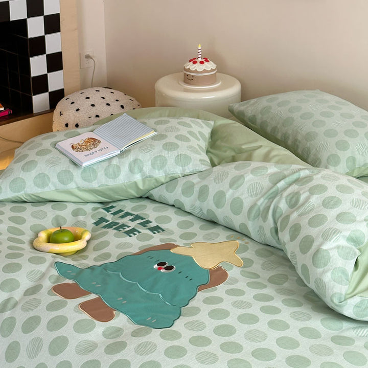 Child-friendly bedding set with embroidered rabbit motif and dotted woven texture