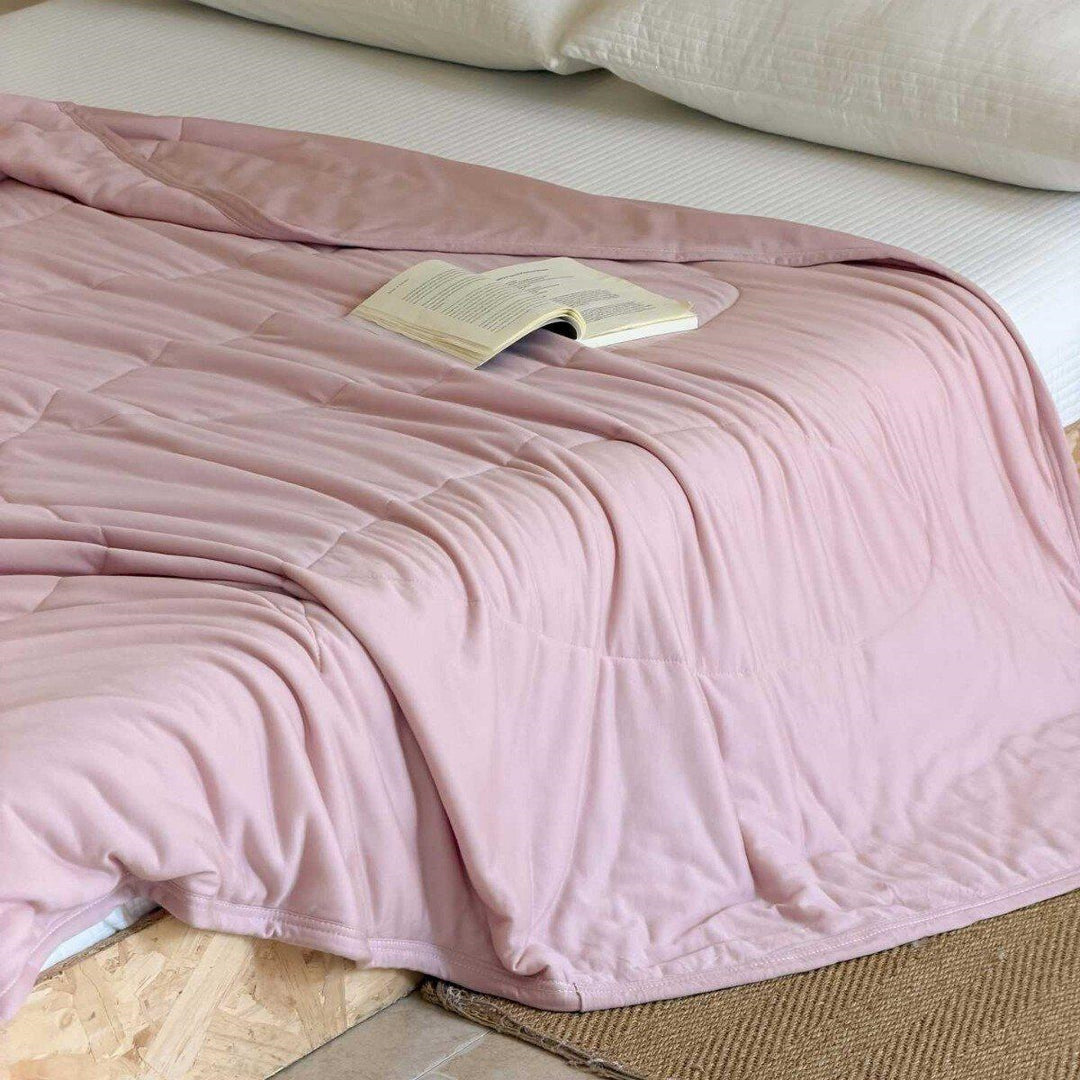 Light quilted summer blanket made of microfibre with breathable climate filling