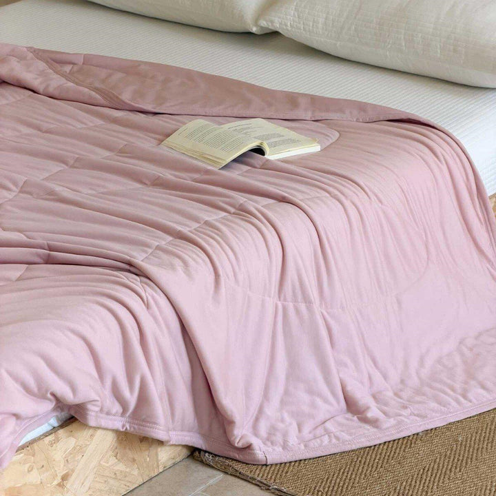 Light quilted summer blanket made of microfibre with breathable climate filling