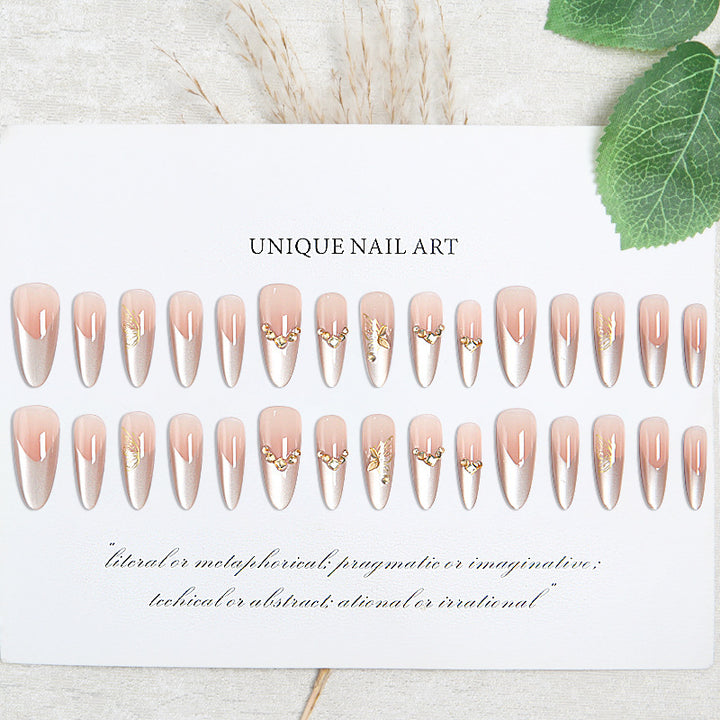 Glamorous art nails with elegant golden details Kalsten