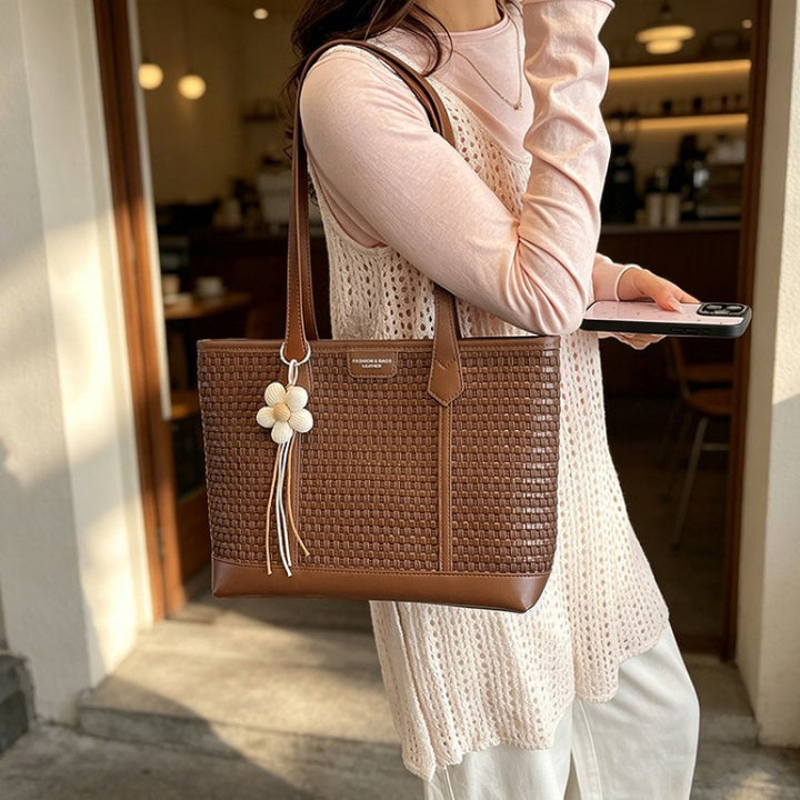 Fashionable tote bag with textured design Kalsten