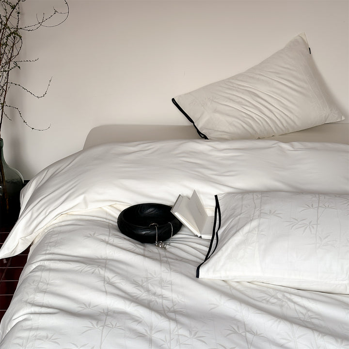Bedding set made of cotton satin with bamboo jacquard and contrasting piping