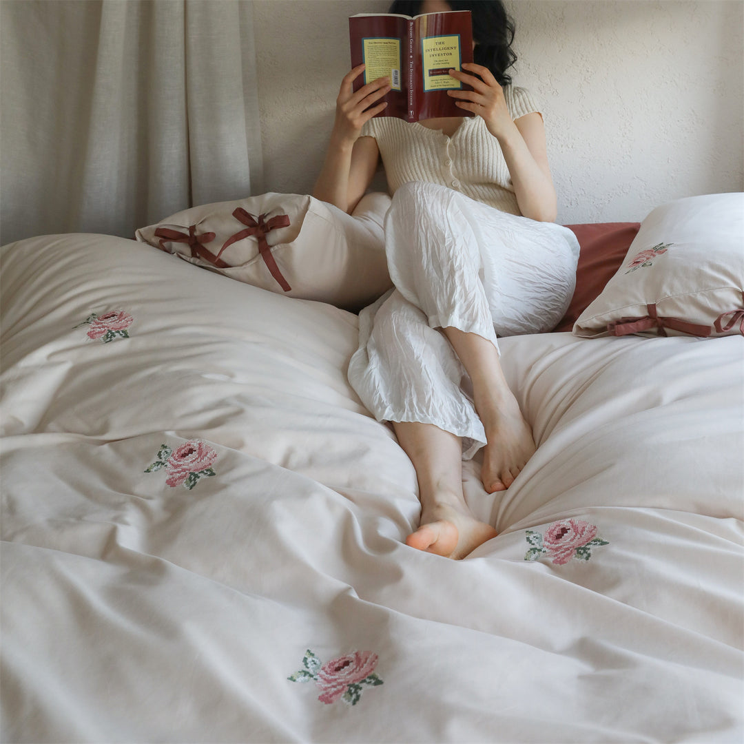 Embroidered bedding set made of cotton satin with rose embroidery and bow closure