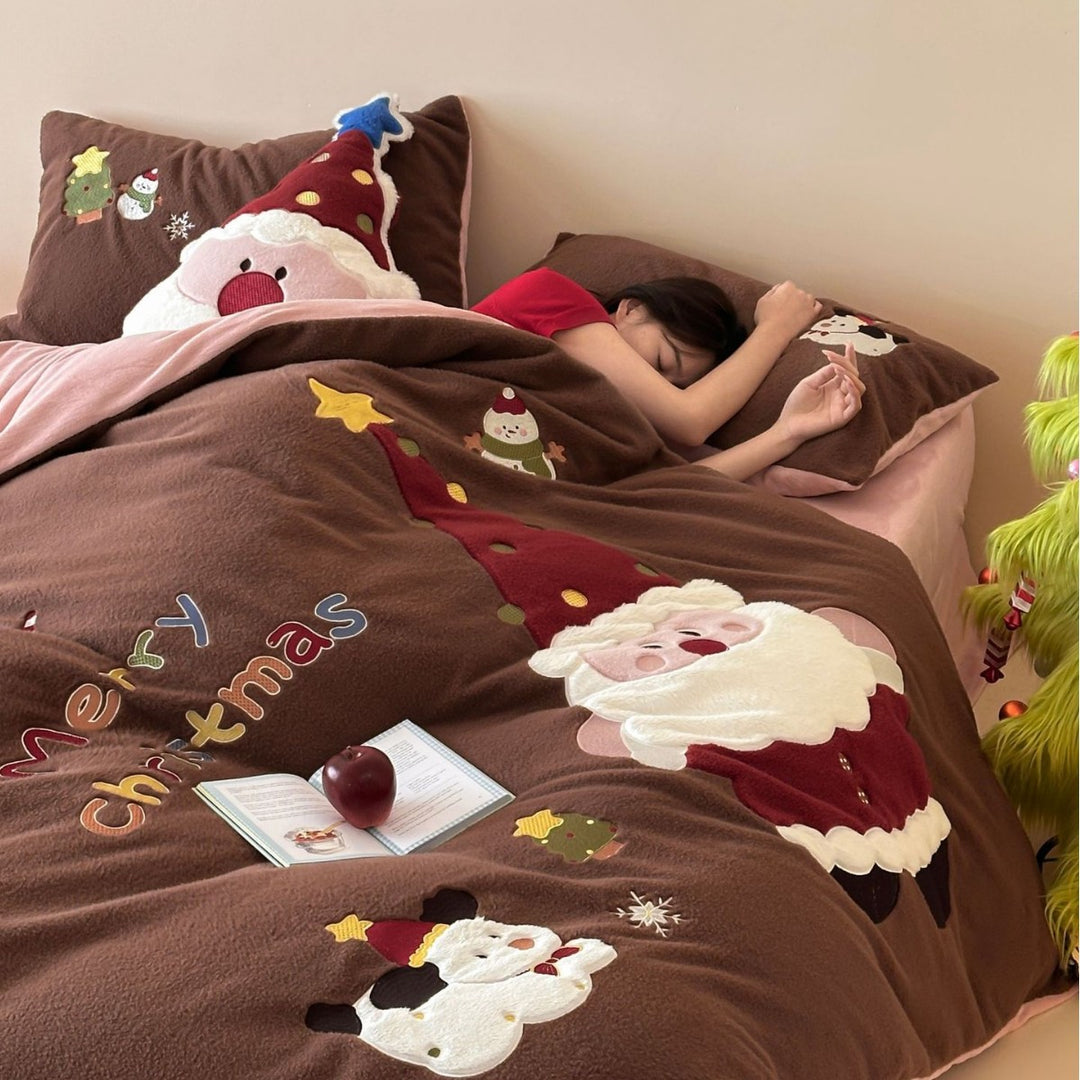 Soft microfleece bedding set with festive appliqués and reversible function