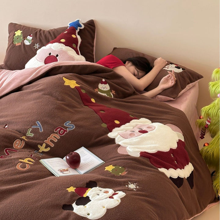 Soft microfleece bedding set with festive appliqués and reversible function