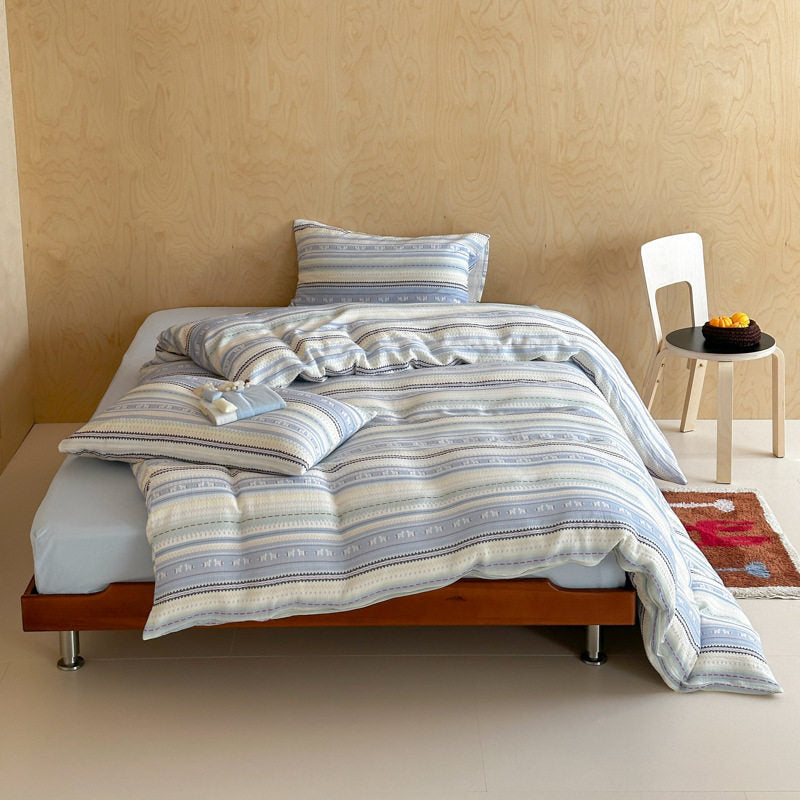 Premium bedding set in nordic-inspired striped pattern made of cotton percale