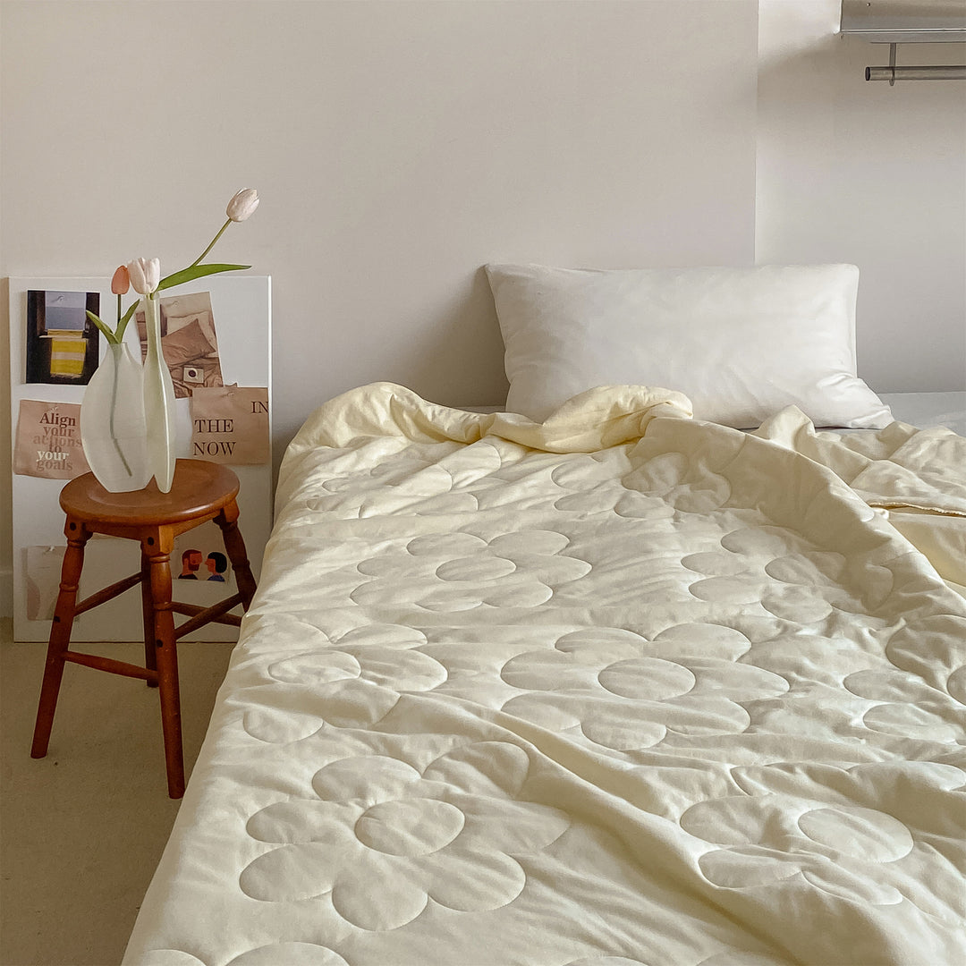 Thin quilted duvet with floral circle quilting and breathable microfiber cover