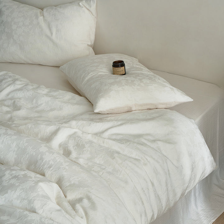 Bedding set made of cotton jacquard with fine quilting and reversible function
