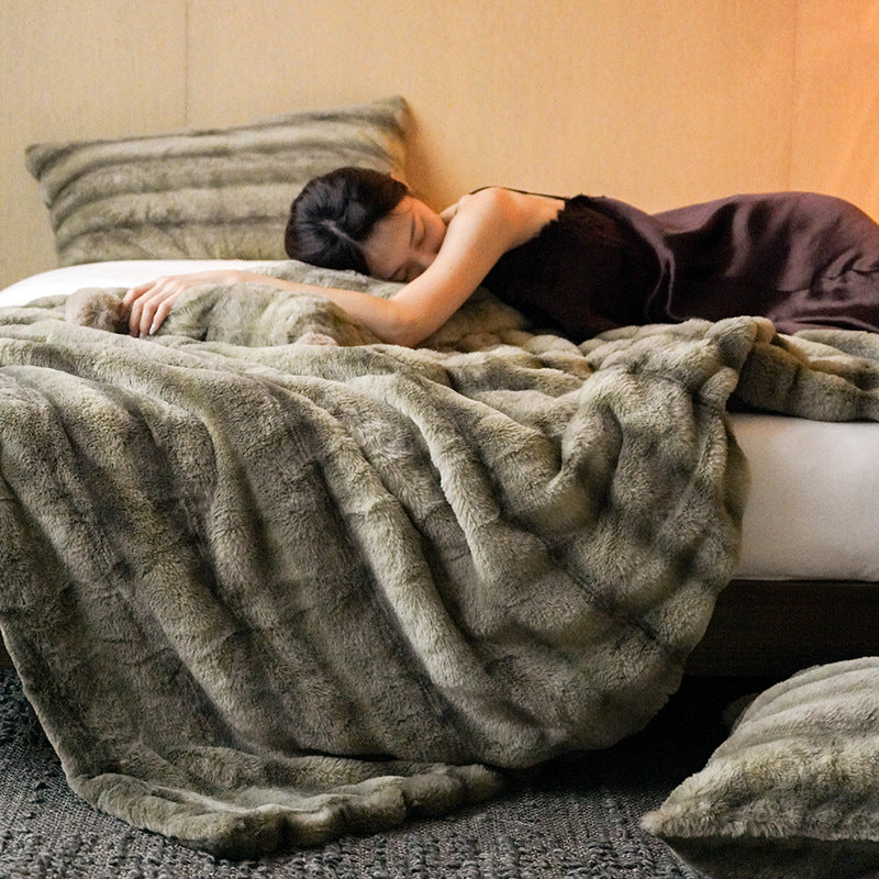 Luxurious Reversible Fleece Blanket made of Faux Fur with Quilted Wave Pattern