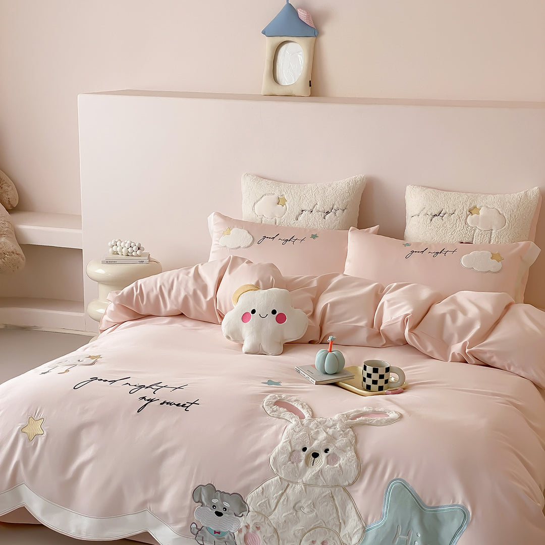 Children's bedding set with embroidered appliqués, satin look and cuddly motif
