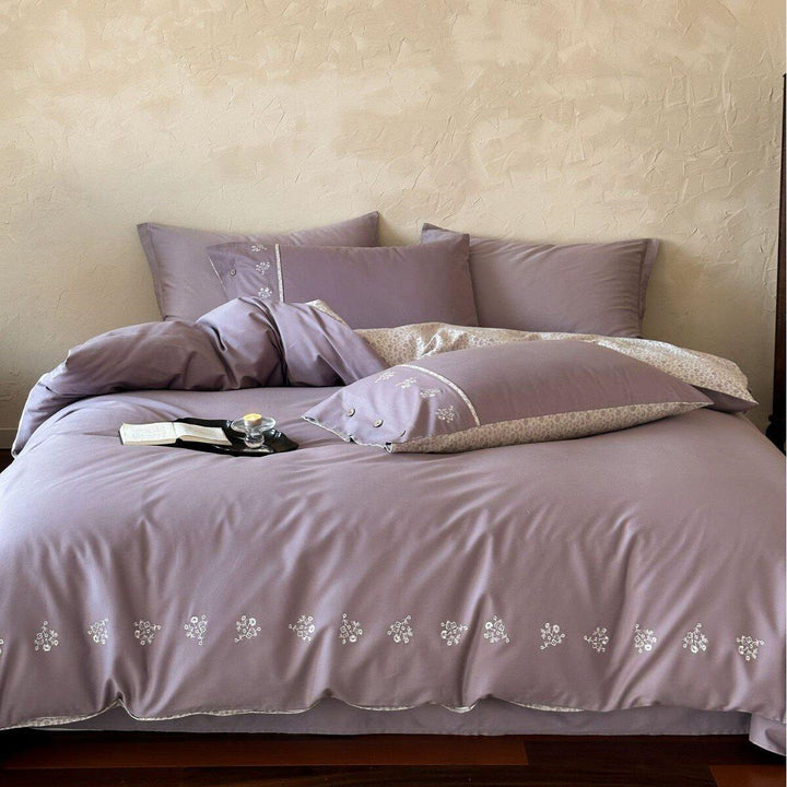Duvet cover set with fine leaf embroidery and extra soft Mako satin
