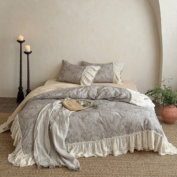 Romantic bed linen set with lace ruffle and linen look