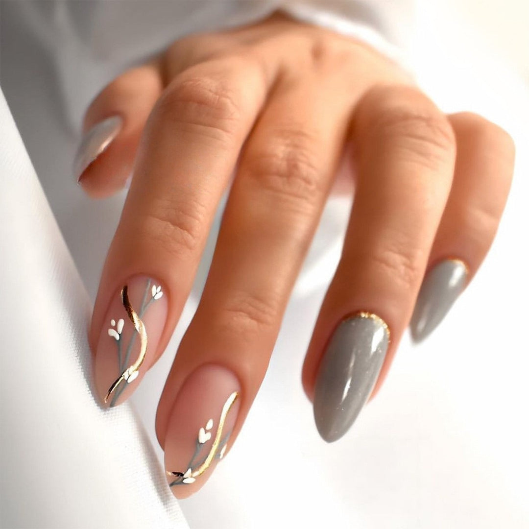 Artificial nail creation with glamorous tips and glitter details Kalsten