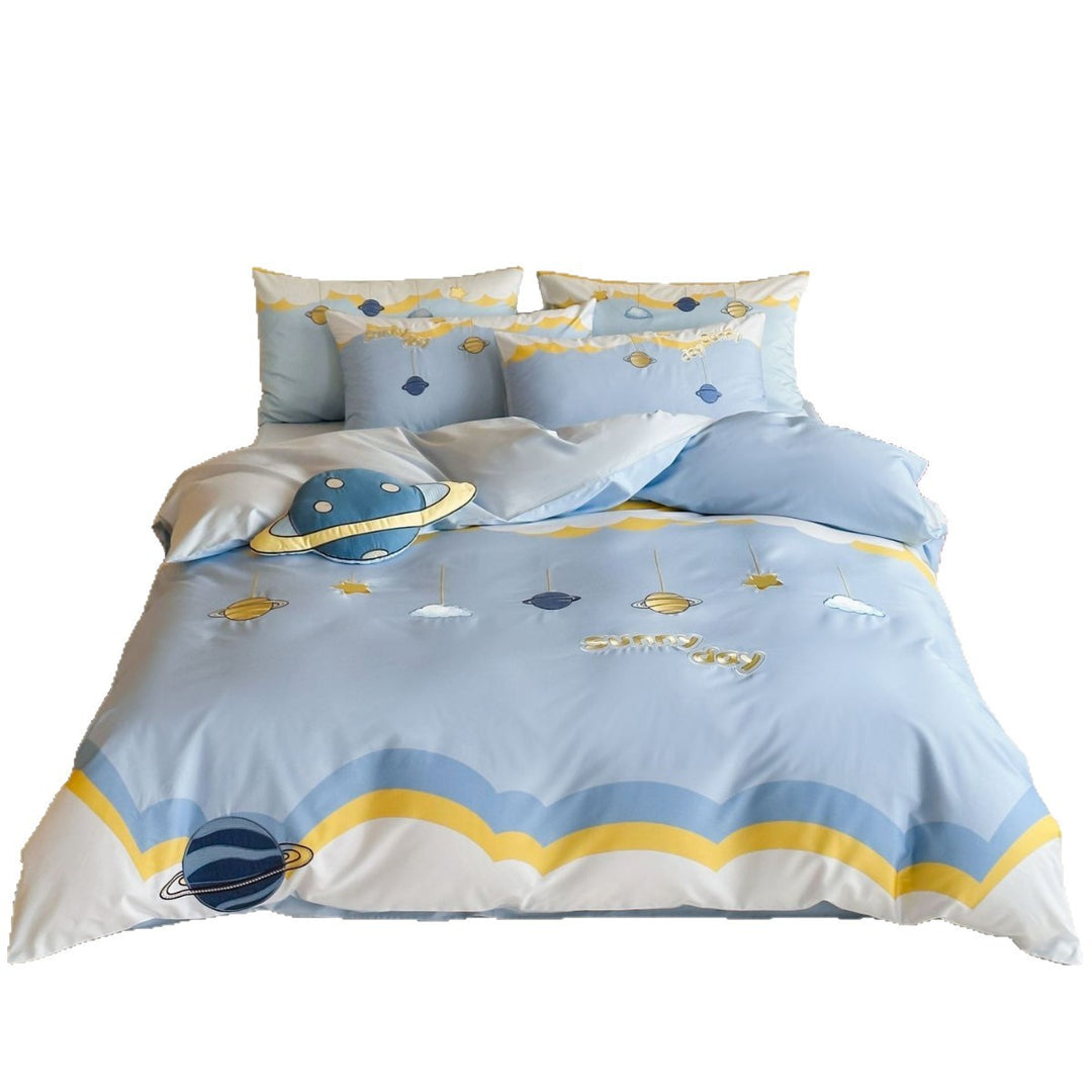 Children's bedding set with planet motif and soft microfiber finish