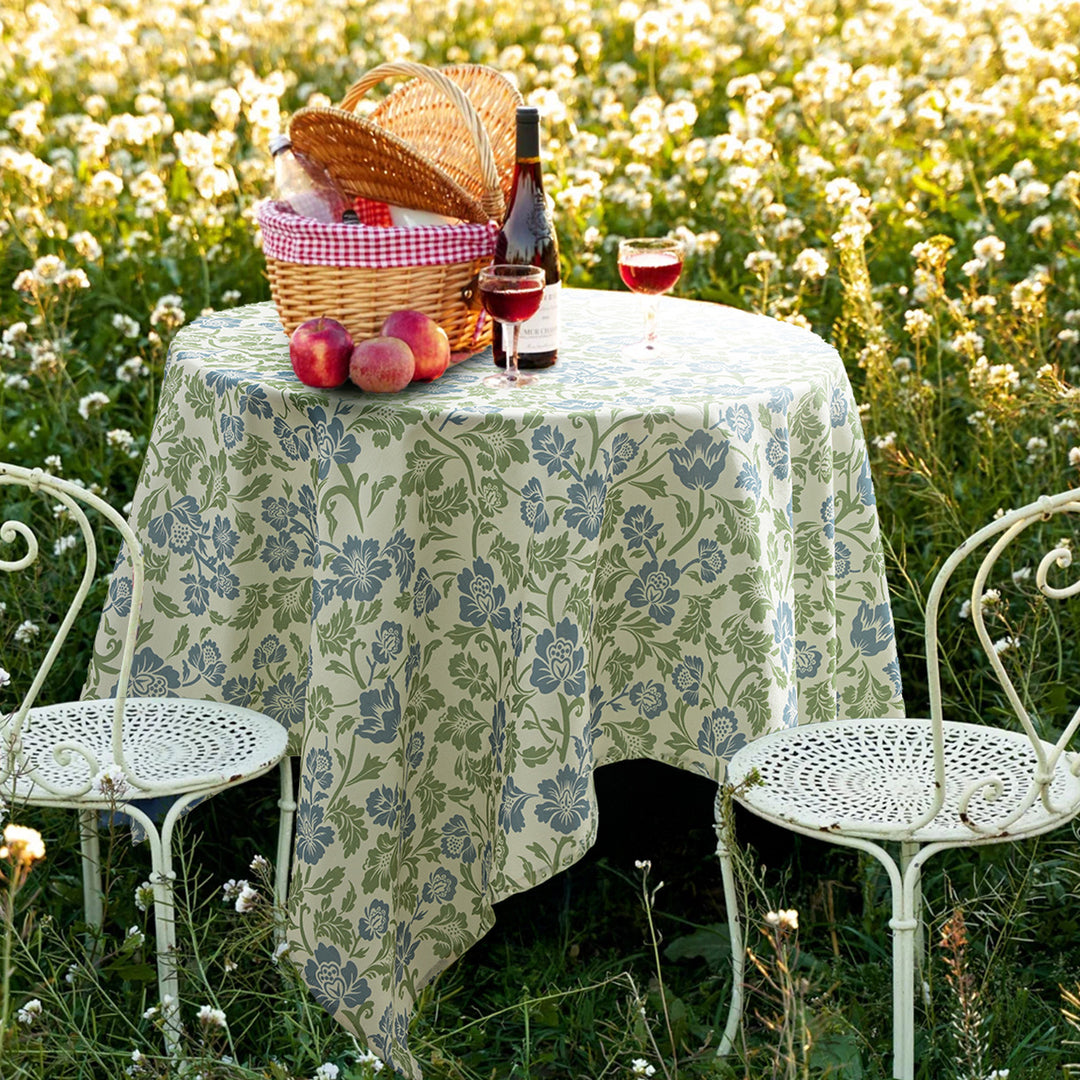 Rectangular tablecloth in country house style made of cotton blend fabric with floral all-over print Kalsten