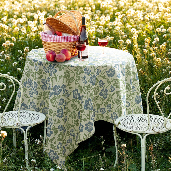 Rectangular tablecloth in country house style made of cotton blend fabric with floral all-over print Kalsten