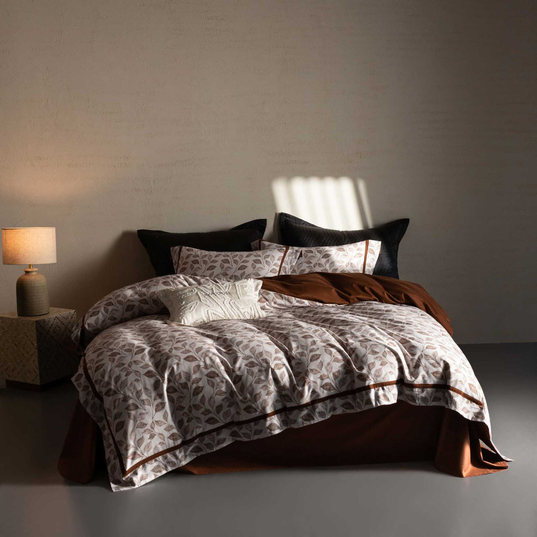 Reversible bedding set made of cotton satin with fine leaf pattern and contrasting piping