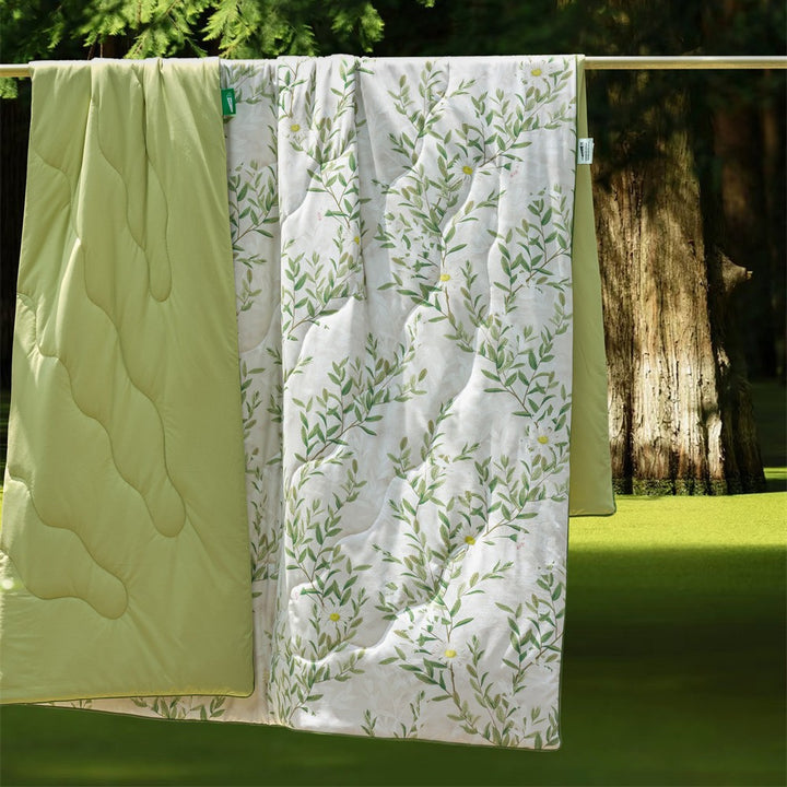 Reversible quilted bedspread and bed cover with floral jacquard pattern and lightweight all-season filling