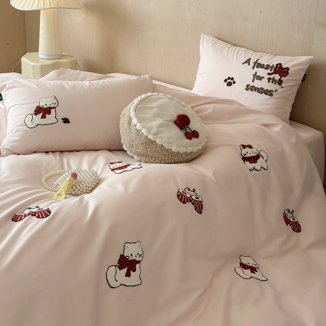 Cotton satin duvet cover set with chenille cat appliqués and fine satin quality