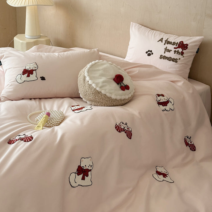 Cotton satin duvet cover set with chenille cat appliqués and fine satin quality