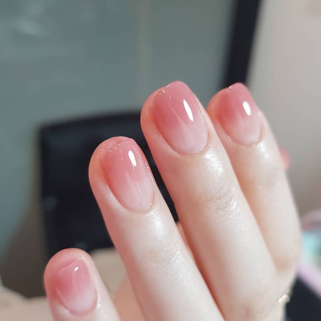 High-gloss artificial nails with rose effect Kalsten