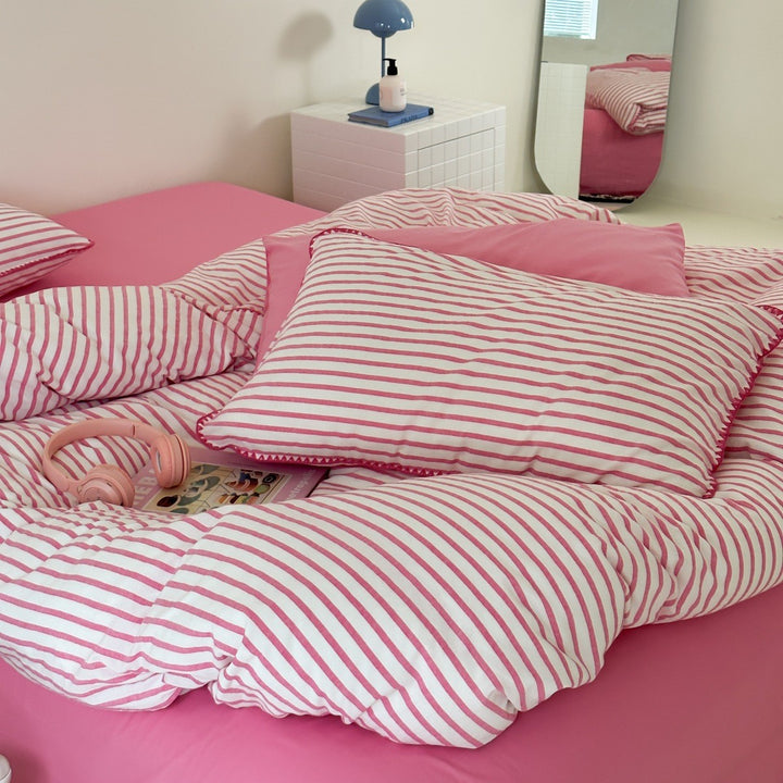 Striped cotton percale bedding set with contrasting decorative piping