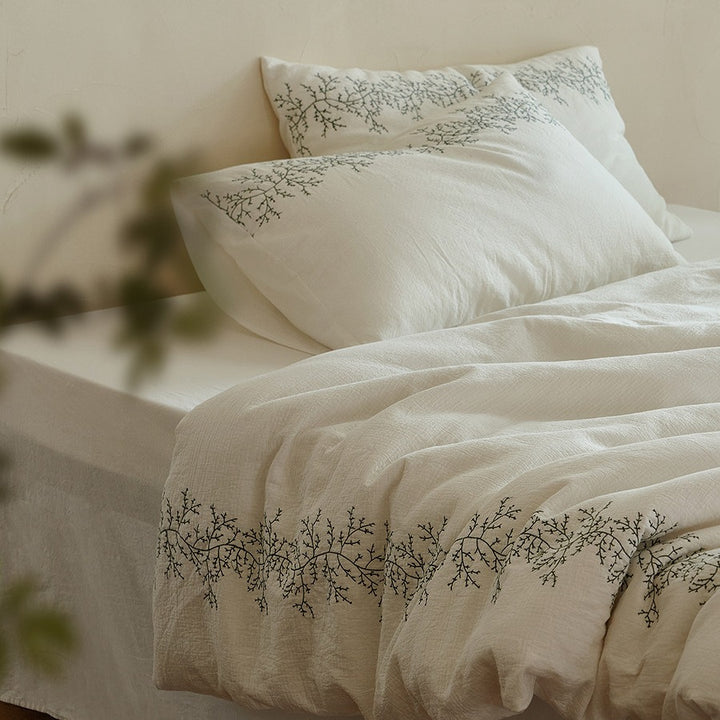 Bedding set made of lightweight cotton muslin with delicate branch embroidery