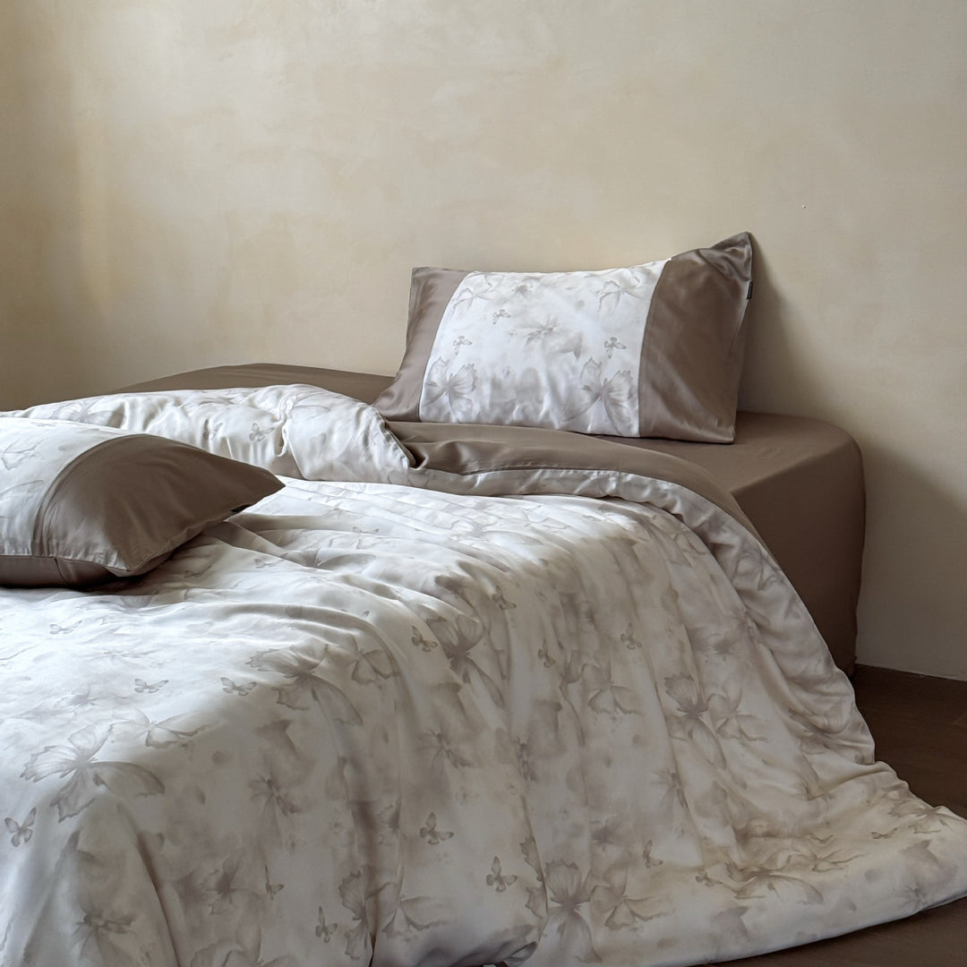 Bedding set made of cotton satin with woven butterfly jacquard and contrasting border
