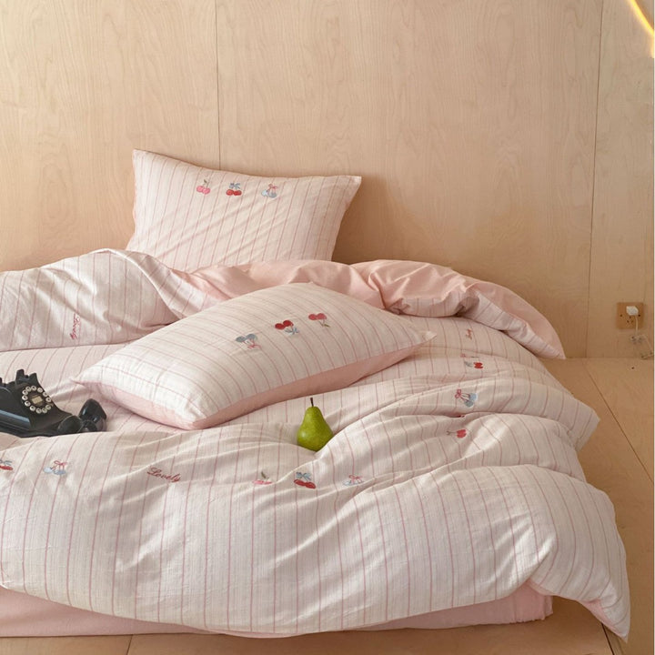 Children's bedding set made of cotton percale with fine stripe pattern and forest animal embroidery