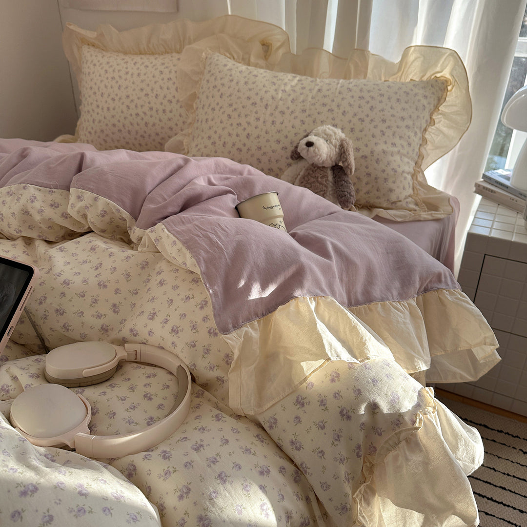 Bedding set made of cotton percale with delicate floral design, ruffle frill and reversible duvet cover