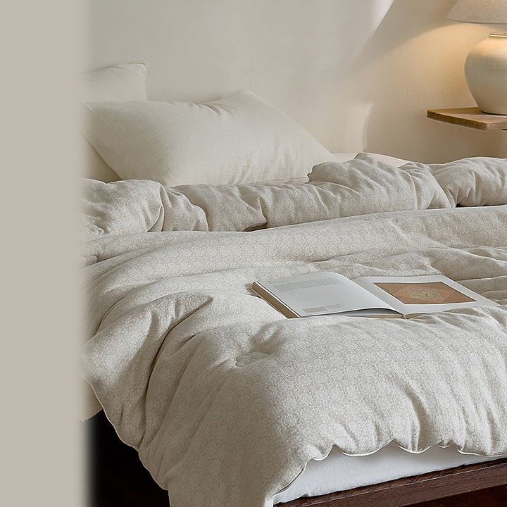 Ultralight thermal quilt with climate-regulating hollow fiber filling