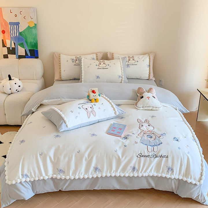 Children's bedding set with cute bunny motif and pompom trim