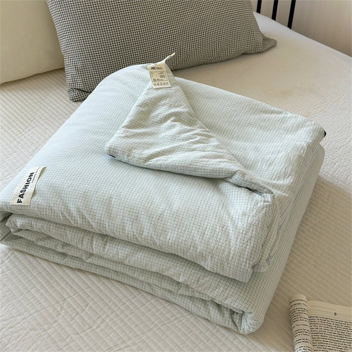 Light quilted all-season quilt made of cotton blend fabric with a fine checked pattern