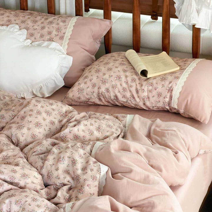 Reversible cotton bedding set with floral watercolor print and lace trim