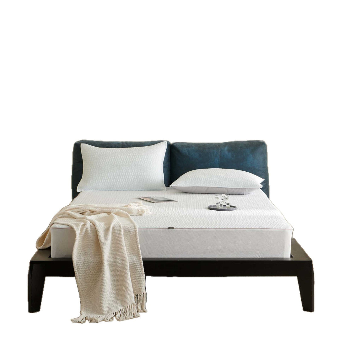 Breathable mattress topper made of memory foam with removable cotton cover