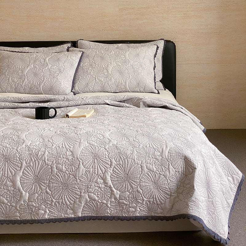 Quilted cotton-linen bedspread set with floral quilting pattern and crochet edge