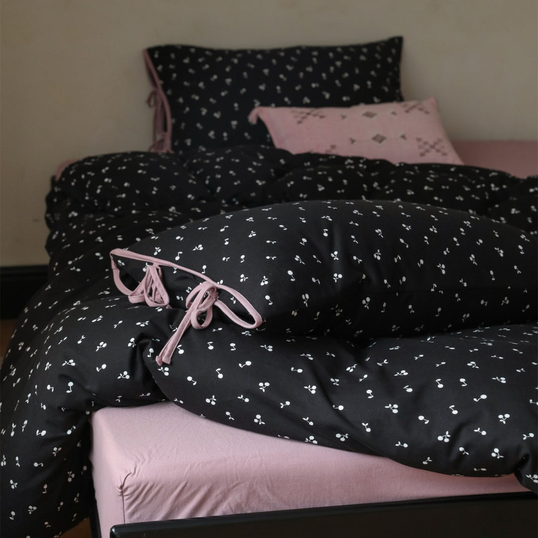 Bedding set made of cotton satin with small cherry print and pillow ties