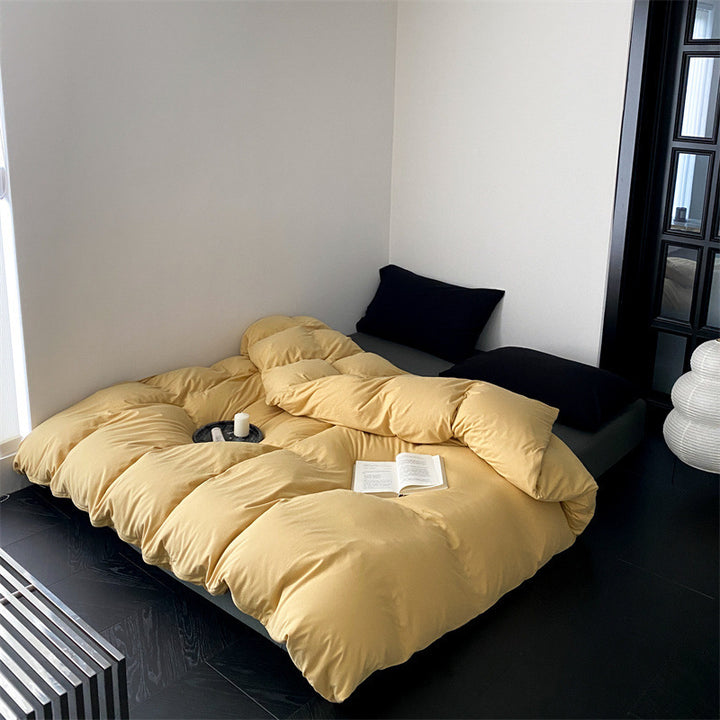 Voluminous year-round duvet with soft microfiber filling