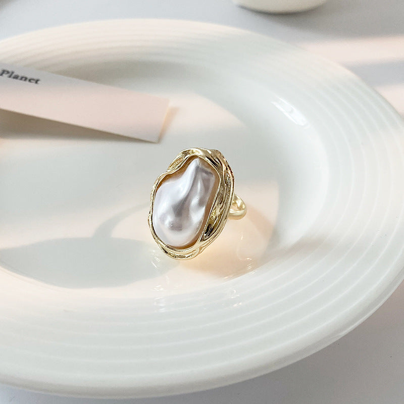 Elegant pearl ring with unique design by Kalsten