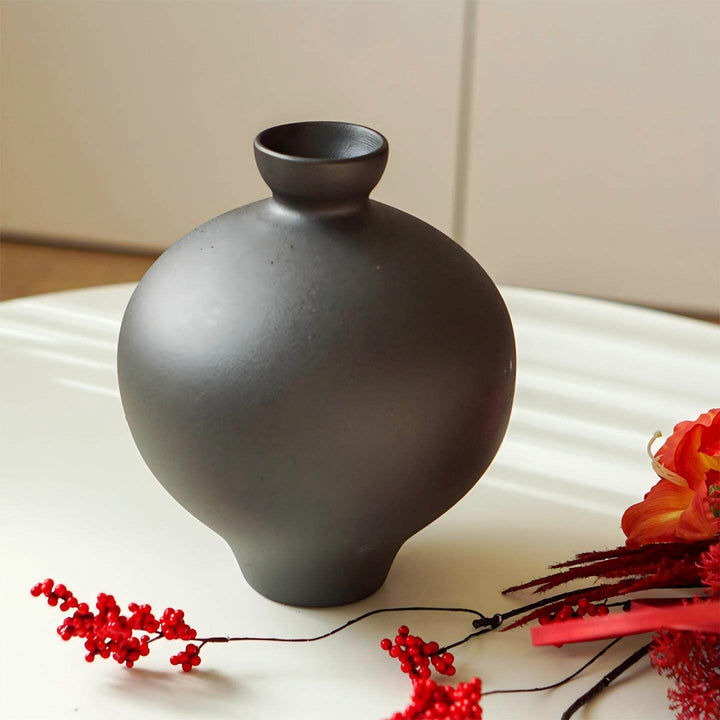 Artistic ceramic vase with organic shape Kalsten
