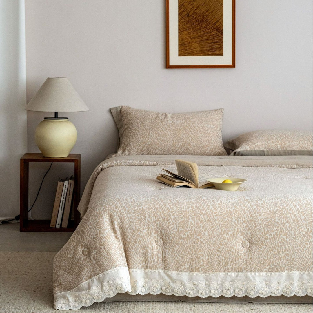 Quilted bedspread and pillowcase set made of cotton-linen with floral jacquard structure and lace edge