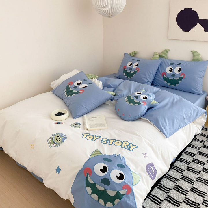 Children's bedding set with three-dimensional tiger applique and ear pillow