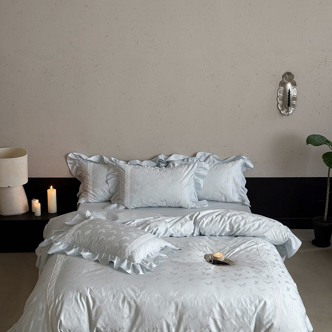 Jacquard bedding set with ruffles and fine decorative seam