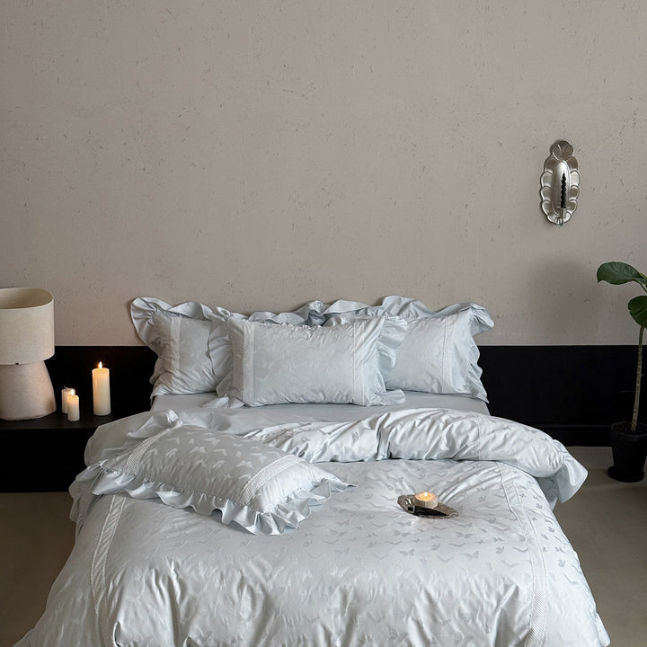 Jacquard bedding set with ruffles and fine decorative seam