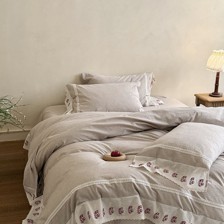 Linen bed linen set with embroidered lace borders