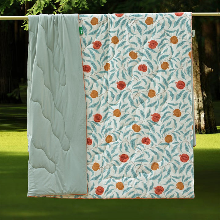 Reversible quilted bedspread and bed cover with floral jacquard pattern and lightweight all-season filling