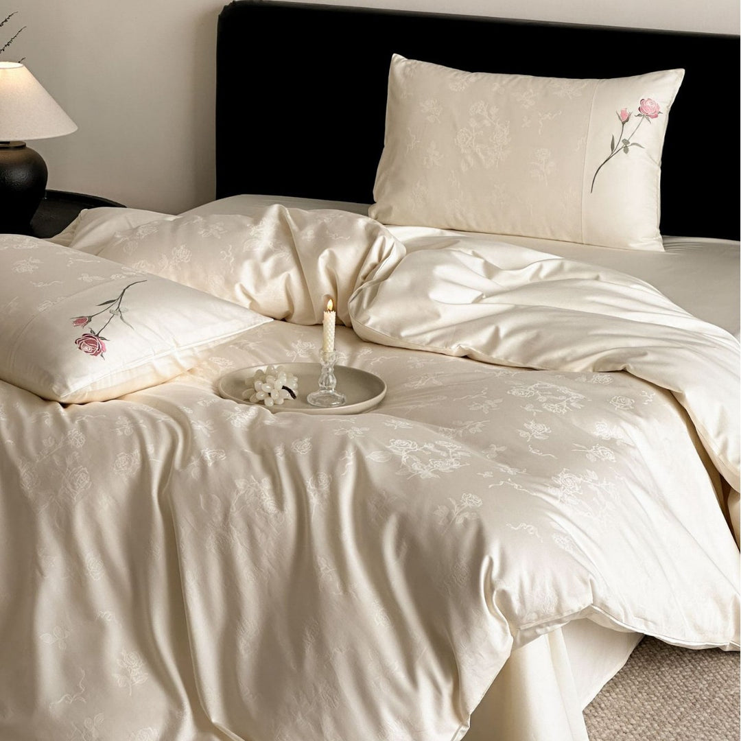 Premium-Jacquard-bed set with subtly embossed rose pattern and embroidered border