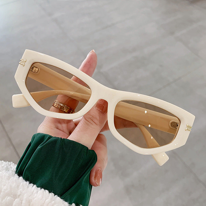 Ladies geometric sunglasses with curved frame and protective UV filter Kalsten