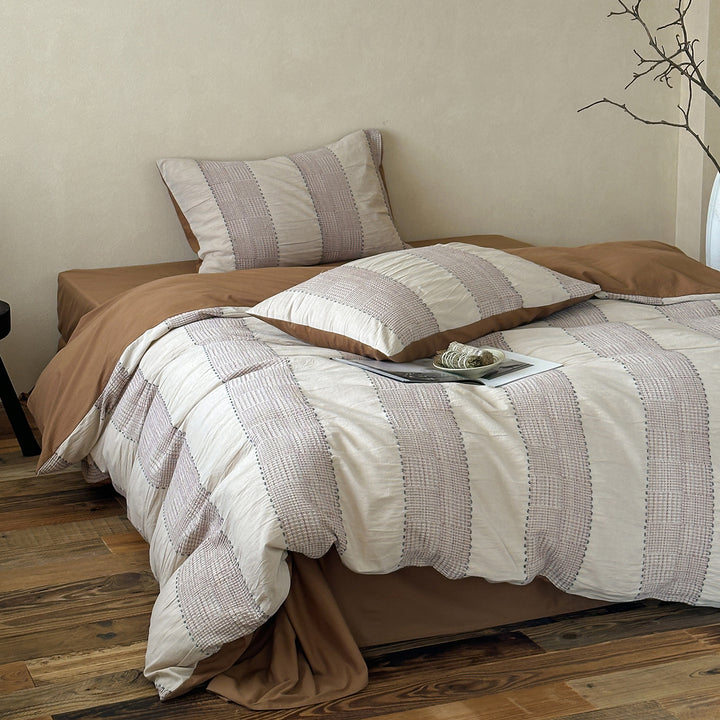 Bedding set made of cotton with woven stripes and integrated fitted sheet
