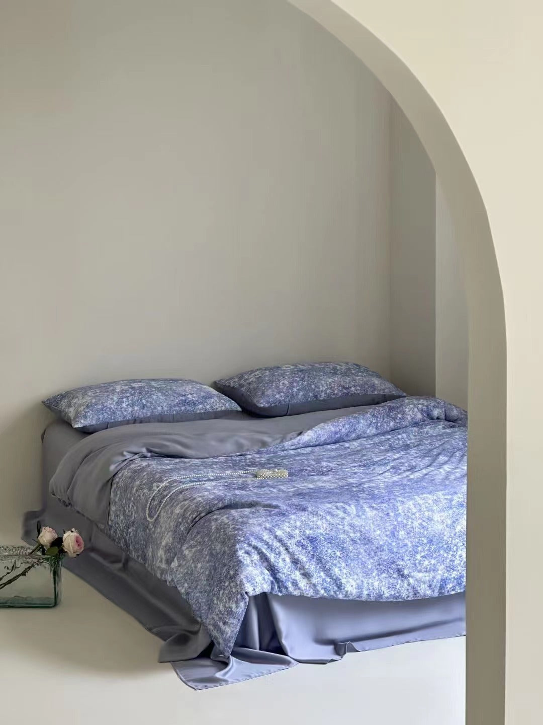Bedding set made of satin with a soft ombre color gradient and a silky-matte feel